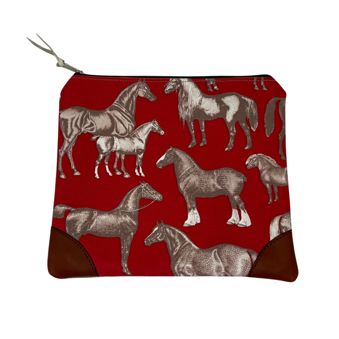 Stable Pouch Medium in Equus