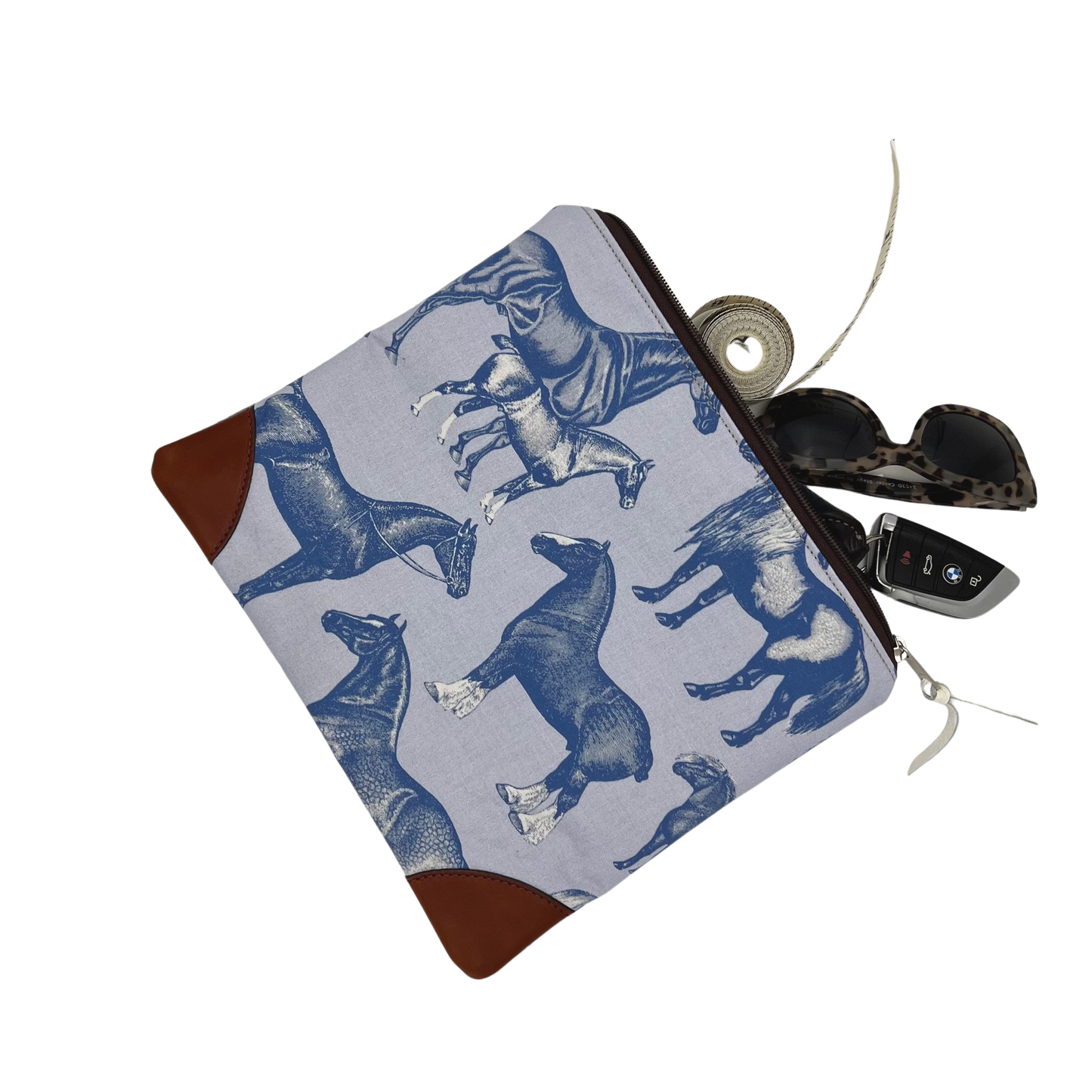 Stable Pouch Medium in Equus