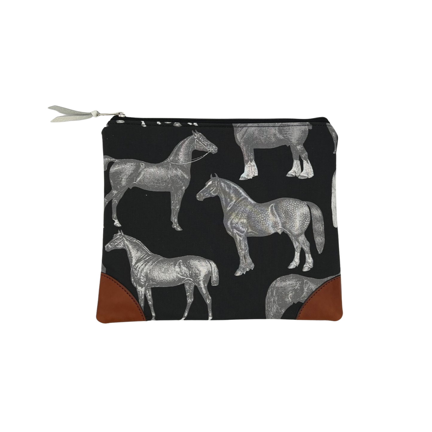 Stable Pouch Medium in Equus