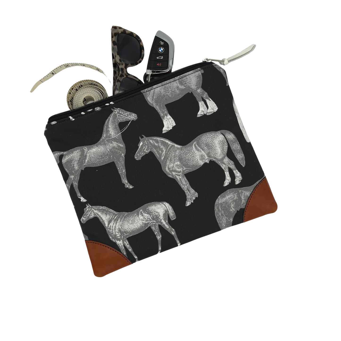 Stable Pouch Medium in Equus